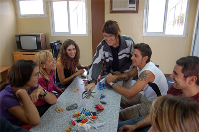 Grup d'estudiants interaccionant en una aula.
