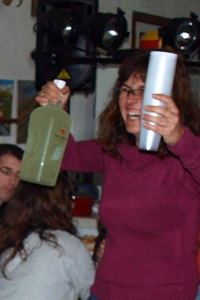 Dona brindant amb ampolles en una festa.