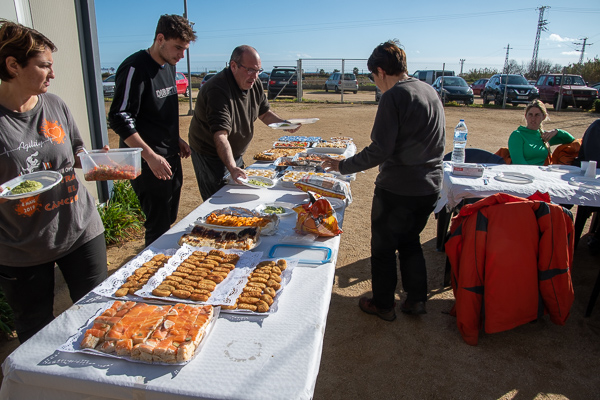 Persones servint menjar en esdeveniment a l'aire lliure.