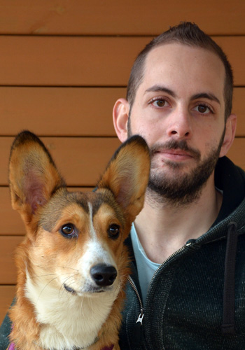Home jove amb gos Corgi.