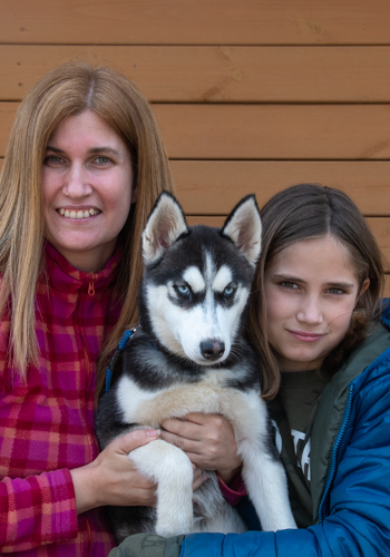 Dona i nena amb husky siberià.