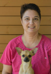 Dona somrient amb un gos Chihuahua.