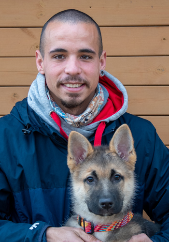 Home jove amb gos pastor alemany.