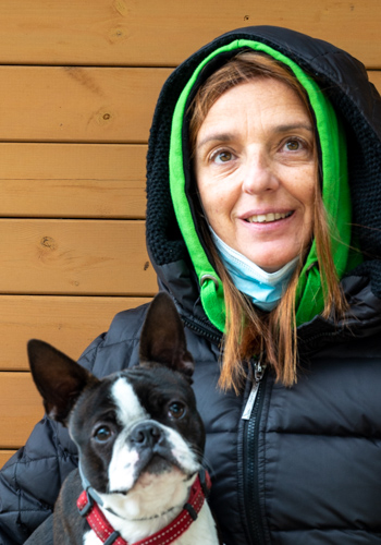 Dona amb gos Boston Terrier.