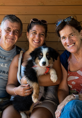 Família feliç amb gosset de raça Border Collie.