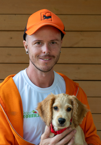 Home jove amb gosset i barret taronja.