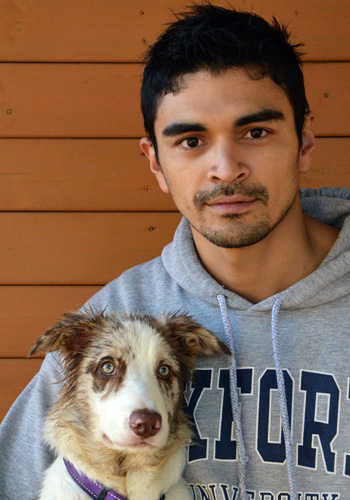 Home jove amb gos de raça Border Collie.