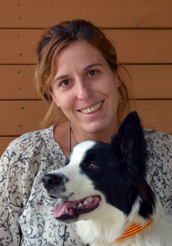 Dona somrient amb gos de raça border collie.