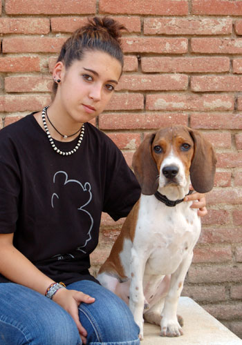 Dona jove amb un gos beagle.