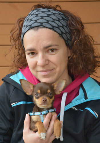 Dona amb gosset Chihuahua i cinta al cap.