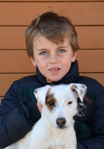 Noi amb gos Jack Russell en braços.