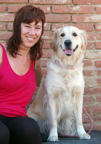 Dona somrient amb gos retriever daurat.