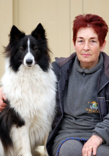 Dona amb gos de raça Border Collie.