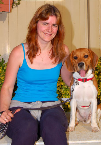 Dona somrient amb un gos beagle.