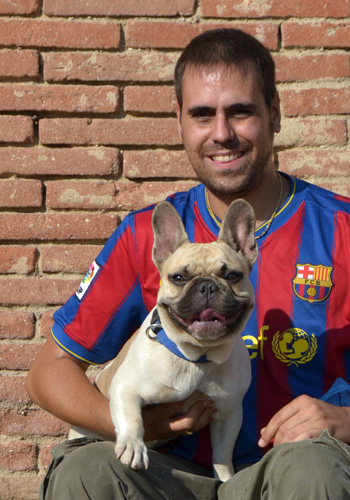 Home amb gos bulldog francès i samarreta del Barça.