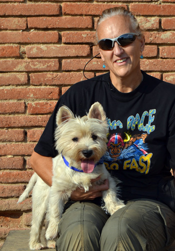 Dona somrient amb gos West Highland White Terrier.