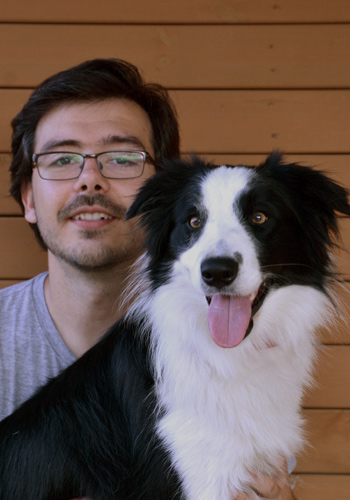 Home jove amb gos Border Collie feliç.