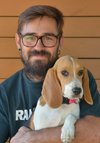 Home amb gos beagle somrient.